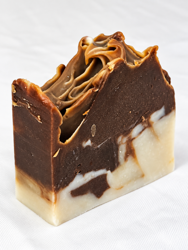 Savon Épure Naturel artisanal brun et crème, vue de côté