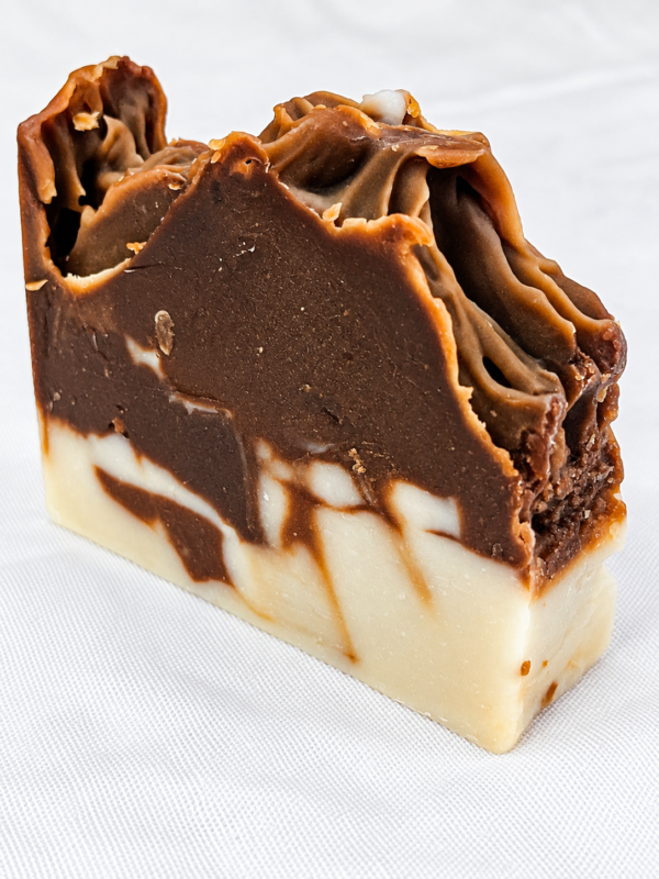 Savon Épure Naturel artisanal brun et crème, vue de trois quarts