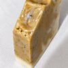 Savon artisanal Racine de Lumière beige et doré, vue de côté