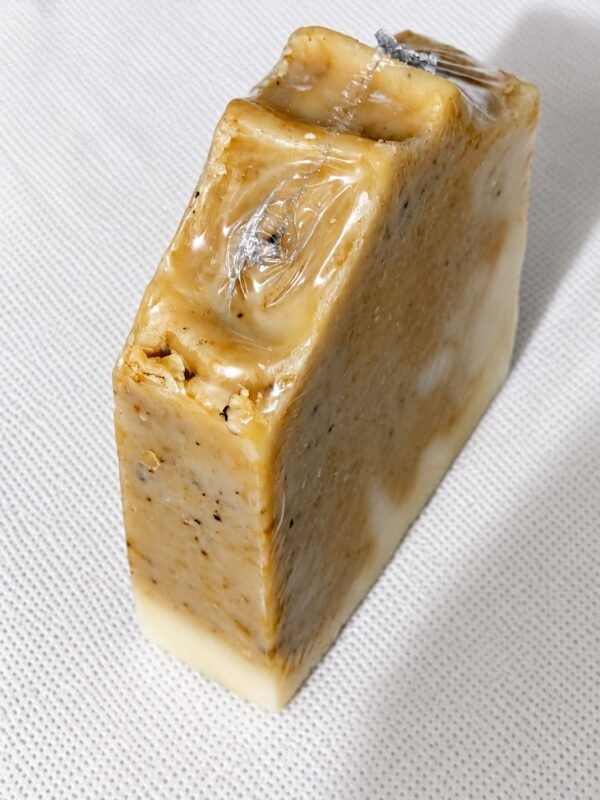 Savon artisanal Racine de Lumière beige et doré, vue de côté
