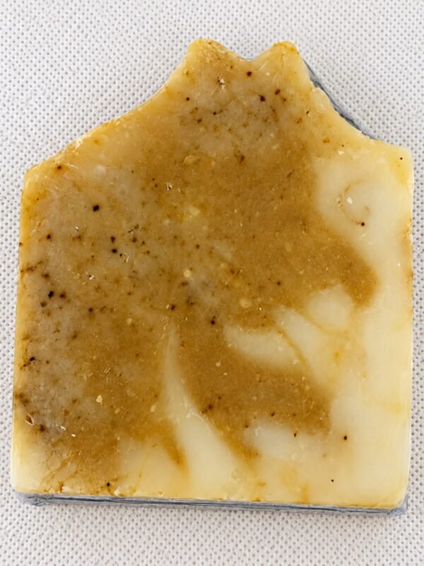 Savon artisanal Racine de Lumière beige et doré, marbré, vu à plat