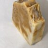 Savon Racine de Lumière artisanal beige et doré, marbréde trois quarts