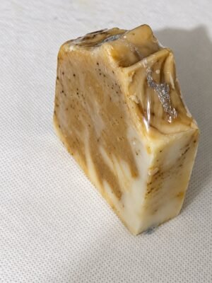 Savon Racine de Lumière artisanal beige et doré, marbréde trois quarts