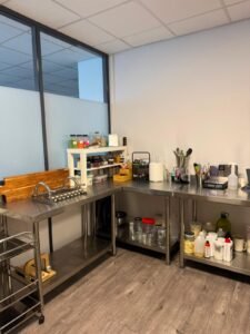 Espace de fabrication des savons avec plan de travail professionnel